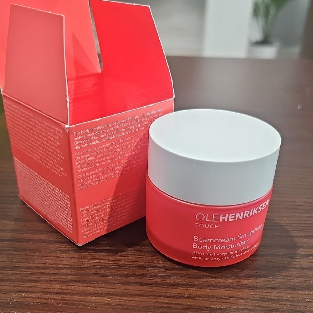 Ole Henriksen Touch Beamcream in Bold Red